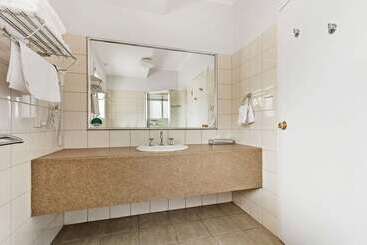 هتل Quality Inn & Suites The Menzies