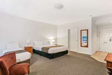 هتل Quality Inn & Suites The Menzies