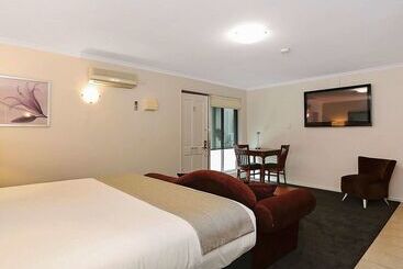 هتل Quality Inn & Suites The Menzies
