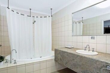 هتل Quality Inn & Suites The Menzies