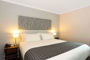 هتل Quality Inn & Suites The Menzies