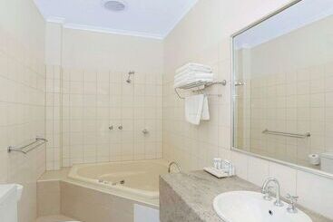 هتل Quality Inn & Suites The Menzies