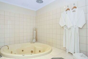 هتل Quality Inn & Suites The Menzies