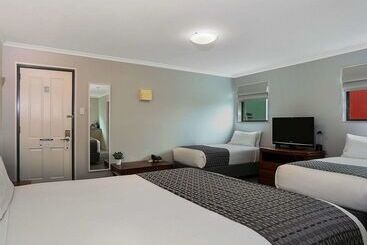 هتل Quality Inn & Suites The Menzies