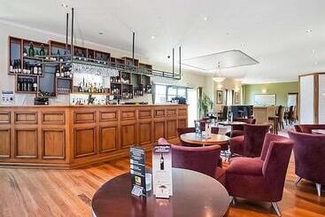 هتل Quality Inn & Suites The Menzies