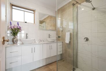 هتل Swansea Cottages & Lodge Suites