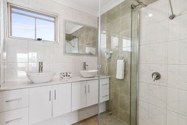 هتل Swansea Cottages & Lodge Suites