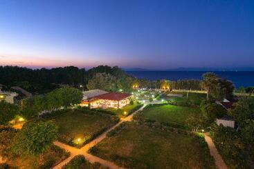 Bayside Hotel Katsaras