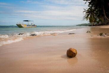 هتل Crusoe's Retreat