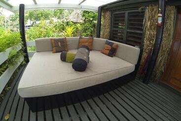 هتل Crusoe's Retreat