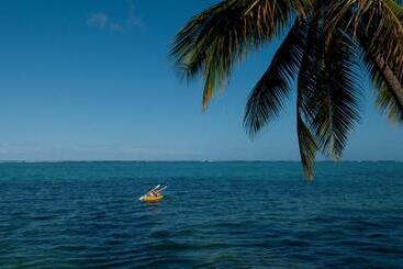 هتل Crusoe's Retreat
