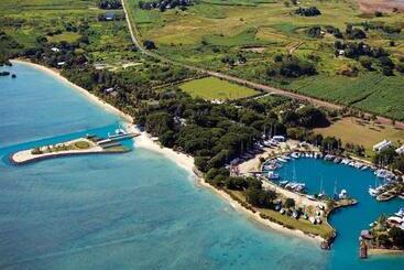 هتل First Landing Beach Resort & Villas