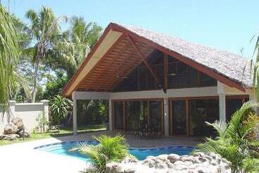 هتل First Landing Beach Resort & Villas