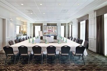 هتل Hilton Garden Inn Montreal Airport
