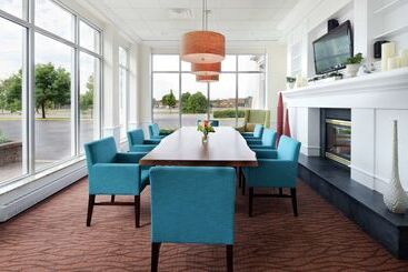 هتل Hilton Garden Inn Montreal Airport