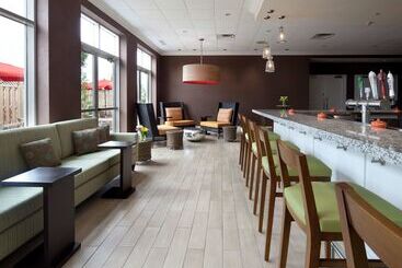 هتل Hilton Garden Inn Montreal Airport