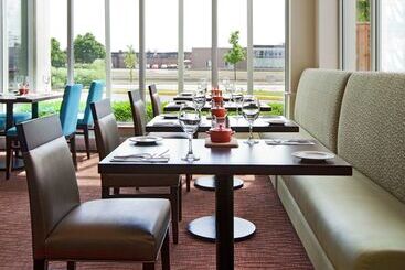 هتل Hilton Garden Inn Montreal Airport
