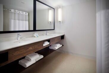 هتل Hilton Garden Inn Montreal Airport