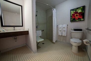 هتل Hilton Garden Inn Montreal Airport