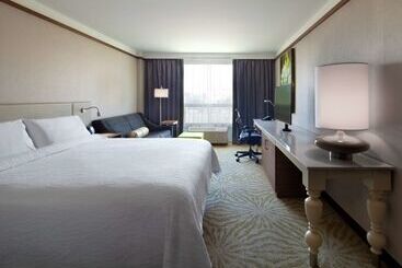 هتل Hilton Garden Inn Montreal Airport