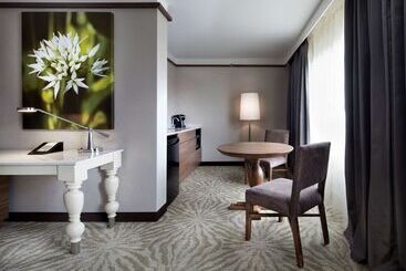 هتل Hilton Garden Inn Montreal Airport