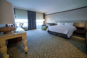 هتل Hilton Garden Inn Montreal Airport