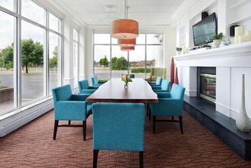 هتل Hilton Garden Inn Montreal Airport