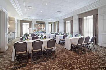 هتل Hilton Garden Inn Montreal Airport