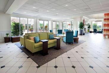 هتل Hilton Garden Inn Montreal Airport