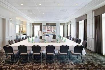 هتل Hilton Garden Inn Montreal Airport