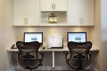 هتل Hilton Garden Inn Montreal Airport