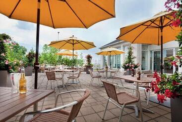 هتل Hilton Garden Inn Montreal Airport