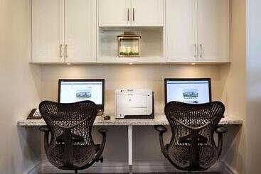 هتل Hilton Garden Inn Montreal Airport