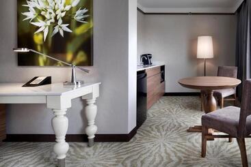 هتل Hilton Garden Inn Montreal Airport