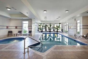 هتل Hilton Garden Inn Montreal Airport