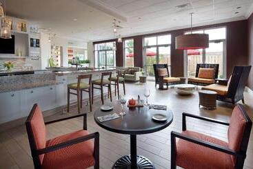 هتل Hilton Garden Inn Montreal Airport
