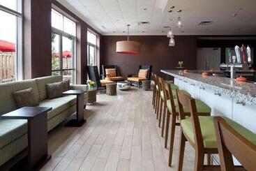 هتل Hilton Garden Inn Montreal Airport