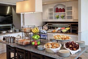 هتل Hilton Garden Inn Montreal Airport