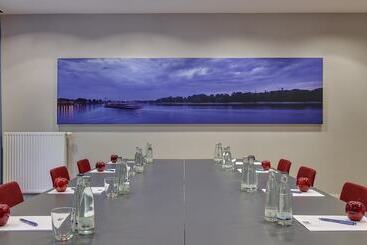 هتل Holiday Inn Express Cologne Troisdorf, An Ihg