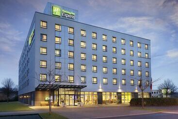 هتل Holiday Inn Express Düsseldorf   City North, An Ihg