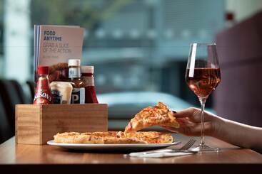 هتل Holiday Inn Express East Midlands Airport, An Ihg