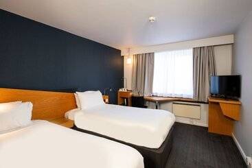 هتل Holiday Inn Express East Midlands Airport, An Ihg