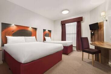 هتل Ramada London Stansted Airport