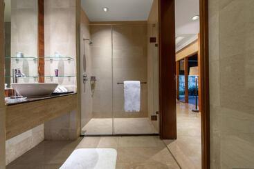 هتل The Ritzcarlton Jakarta, Mega Kuningan