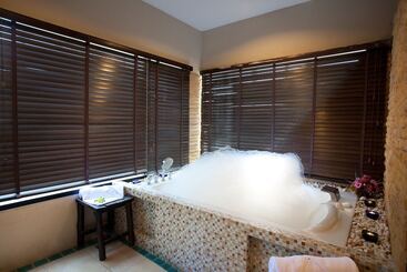 酒店 Woraburi Phuket Resort & Spa   Sha Plus
