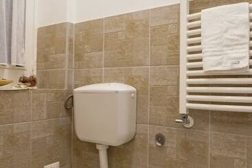 تختخواب و صبحانه Il Tari Apartment