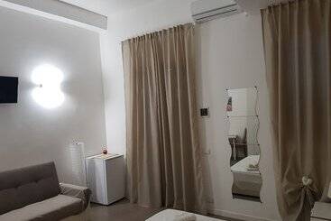 تختخواب و صبحانه Summer Rooms