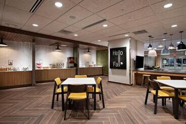 هتل Fairfield Inn & Suites By Marriott Dayton North