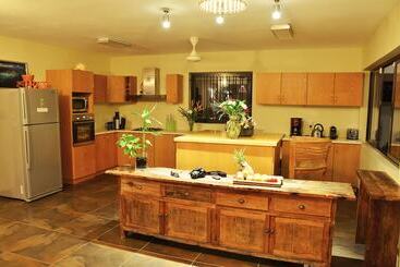 پانسیون Happy Days Guest House