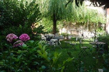 تختخواب و صبحانه Lori's Inn
